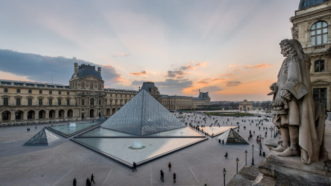 cour-napoleon-et-pyramide_1